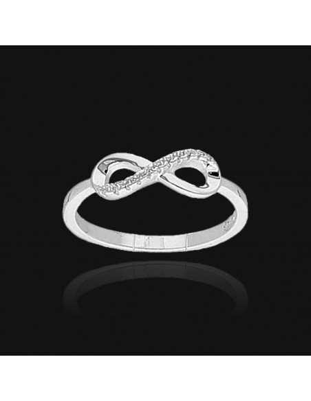 An.infinito con piedras en el cruze