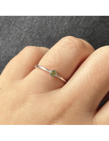 An solitario c/peridoto de 3mm...