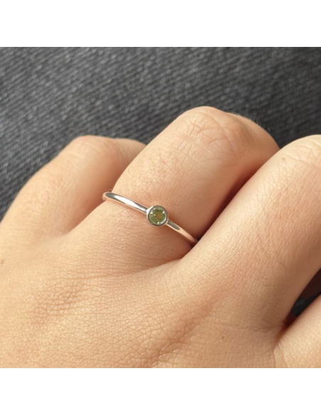 An solitario c/peridoto de 3mm  engarse ingles