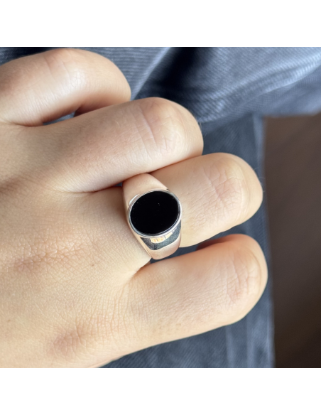 An oval c/piedra negra agata