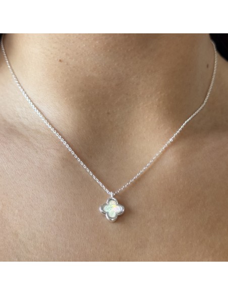 Conj. Con dije chico tipo flor Van Cleef c/ nacar